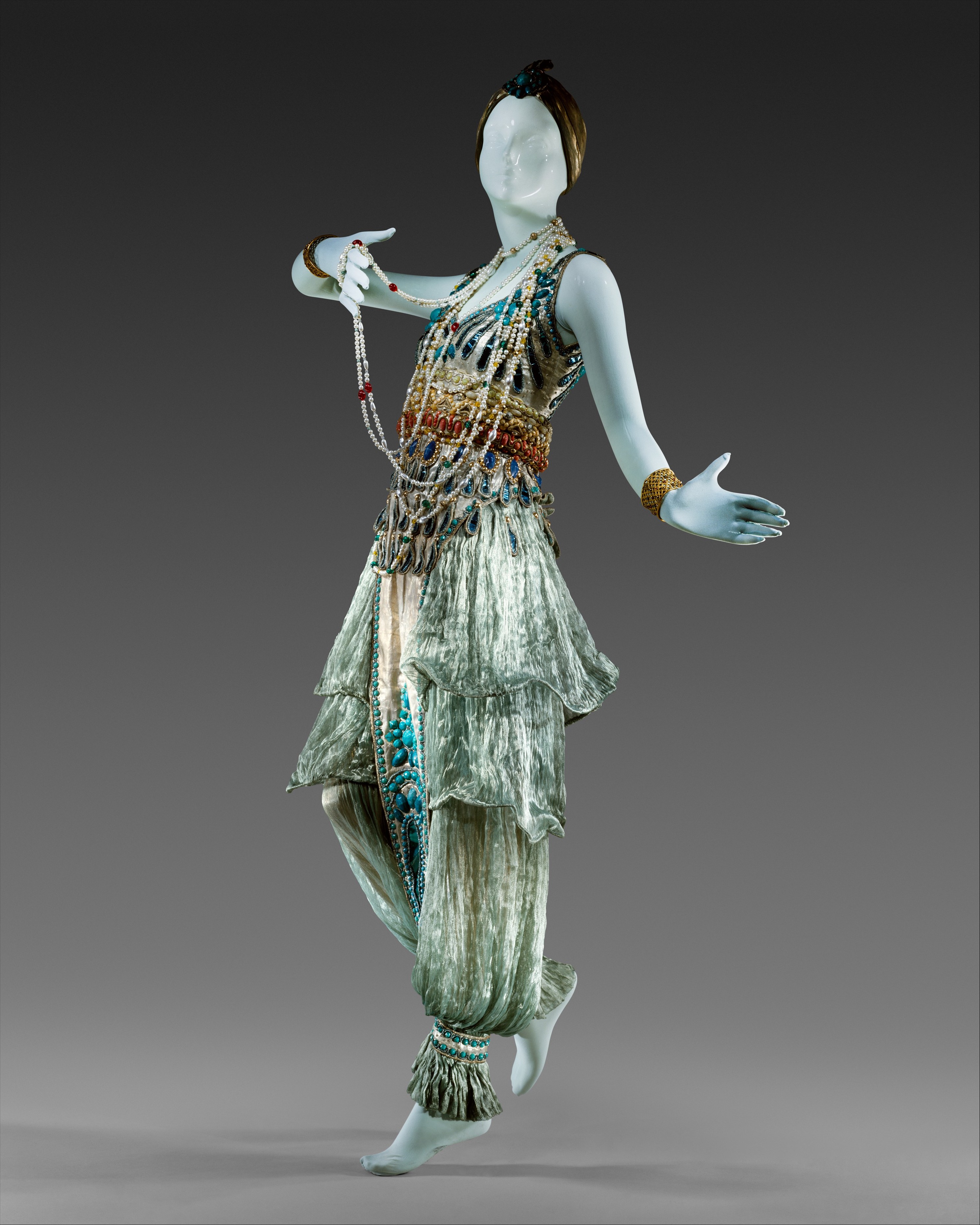 بنطلون الـ harem من تصميم Paul Poiret من عام 1911