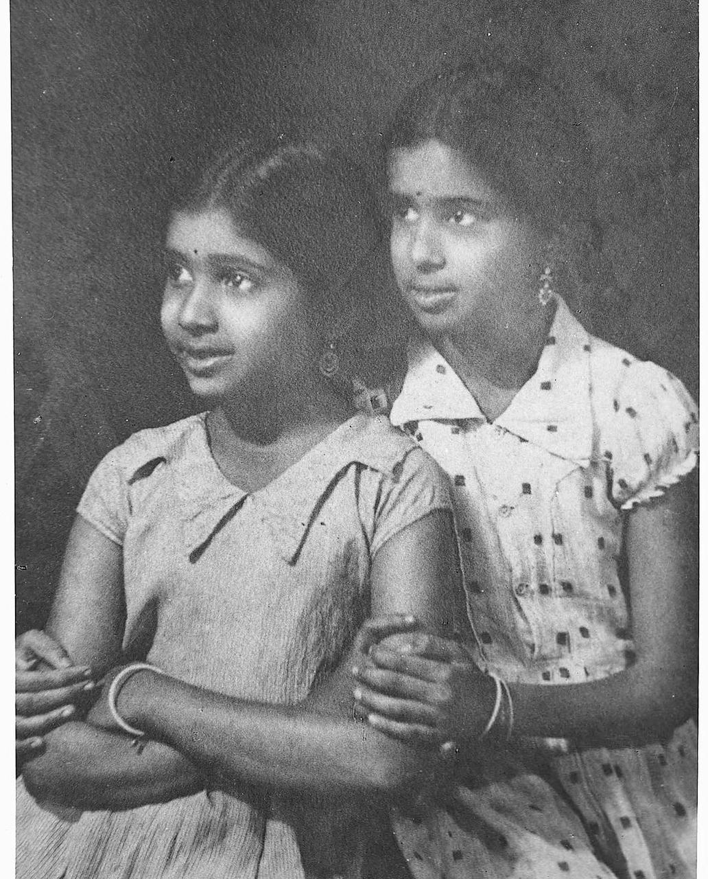 آشا بهوسلي وأختها في سن صغيرة