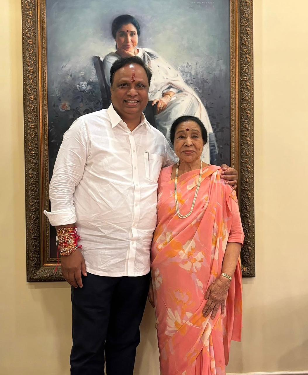 آشا بهوسلي وشقيقها