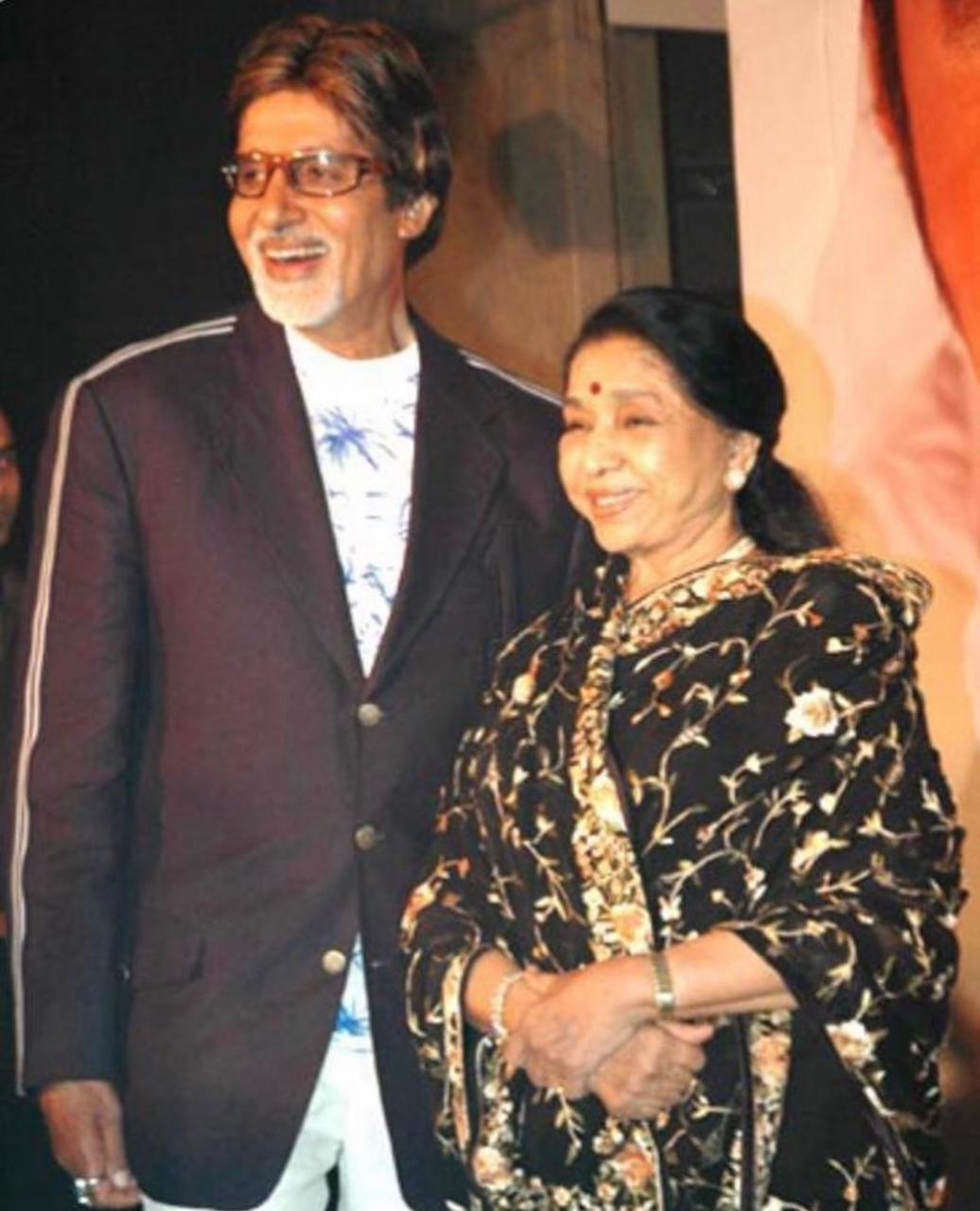 آشا بهوسلي مع النجم العالمي آميتاباتشان