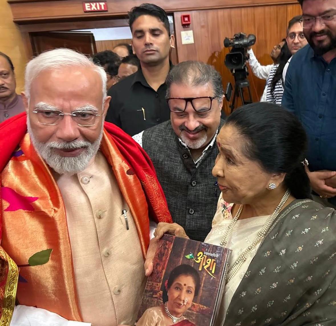 آشا بهوسلي مع رئيس الوزراء مودي