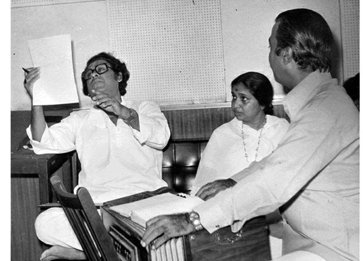 آشا بهوسلي في شبابها بأحد استديوهات تسجيل أغانيها