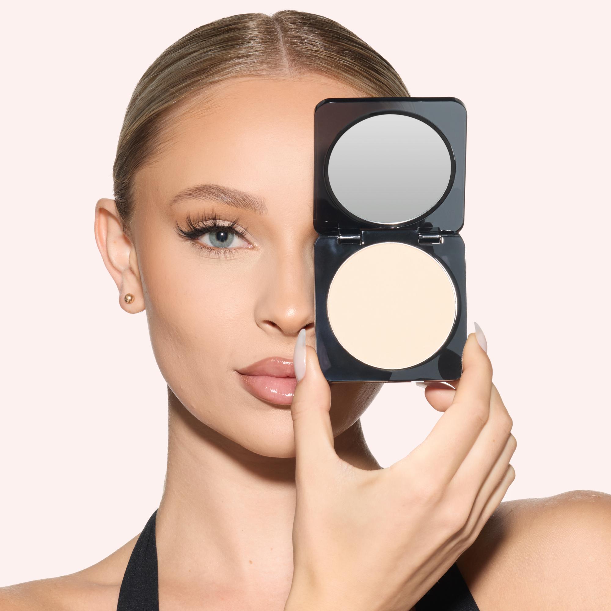 بودرة التثبيت Easy Bake Pressed من علامة من علامة HUDA BEAUTY