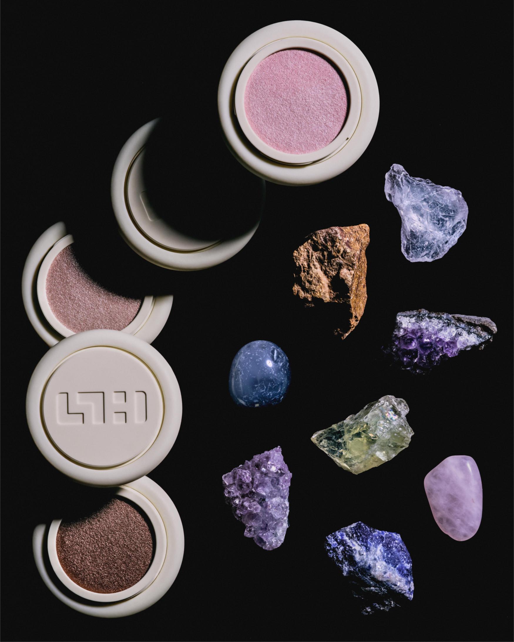 بودرة الهايلايتر الكريمية سوفت ستروب من علامة SIMIHAZE BEAUTY