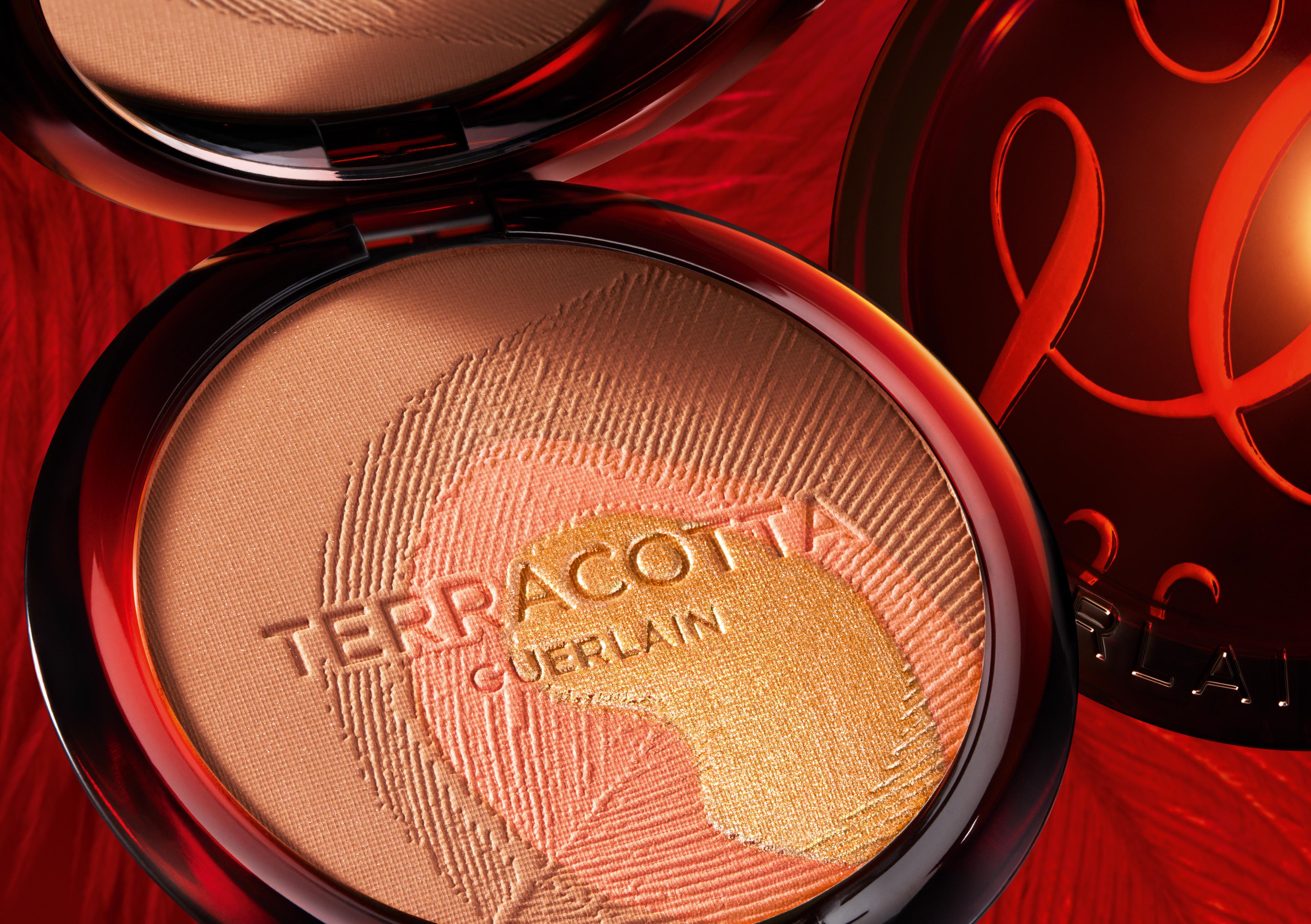 بودرة فريدة لتوهجٍ صحيٍ مستوحى من ريش الطاووس تيراكوتا بيكوك (Terracotta Peacock)