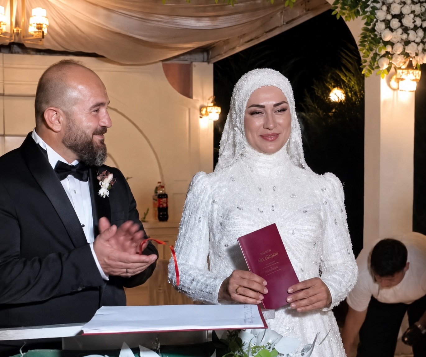 بوراك أوزجيفيت يحسم الجدل ويدافع عن أسرته