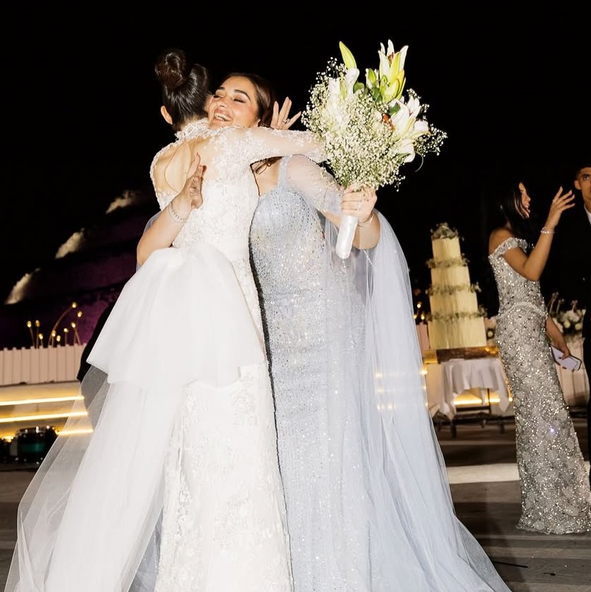 بوكيه الورد التي حملتها ليلى زاهر