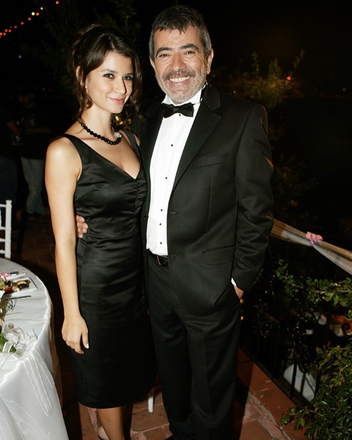 بيرن سات  بفستان بسيط قصير باللون الأسود