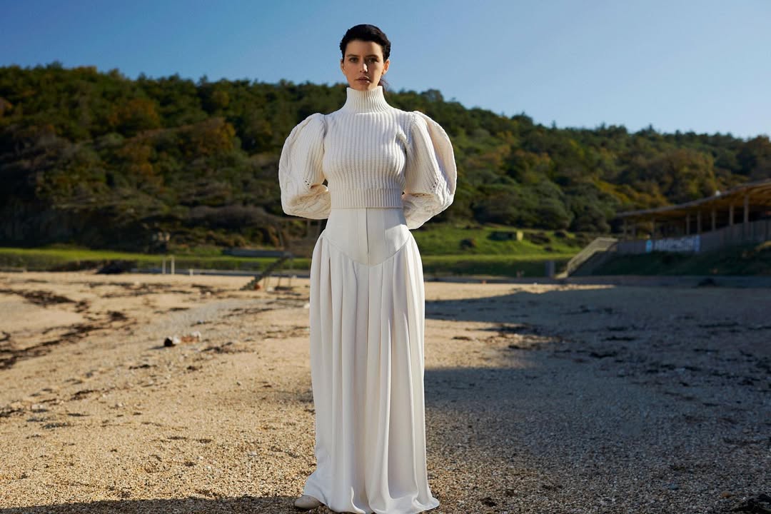 بيرين بإطلالة مونوكروم باللون العاجي