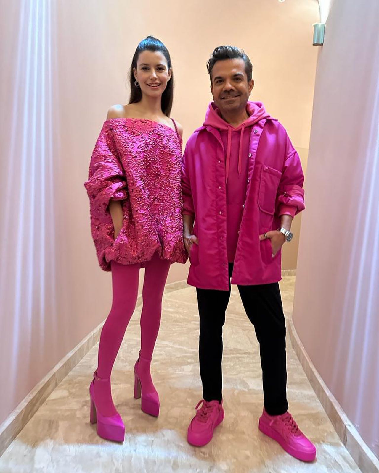 بيرين بالفستان المصمم بقماش مجعد باللون الفوشيا