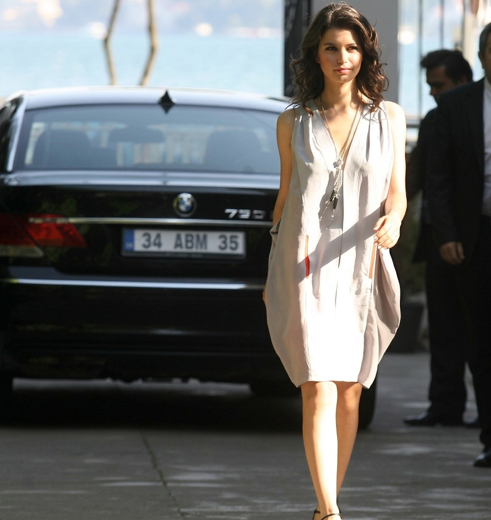 بيرين بفستان بسيط بلون كريمي هادئ