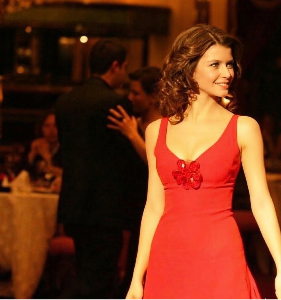 بيرين سات بالفستان الأحمر القصير