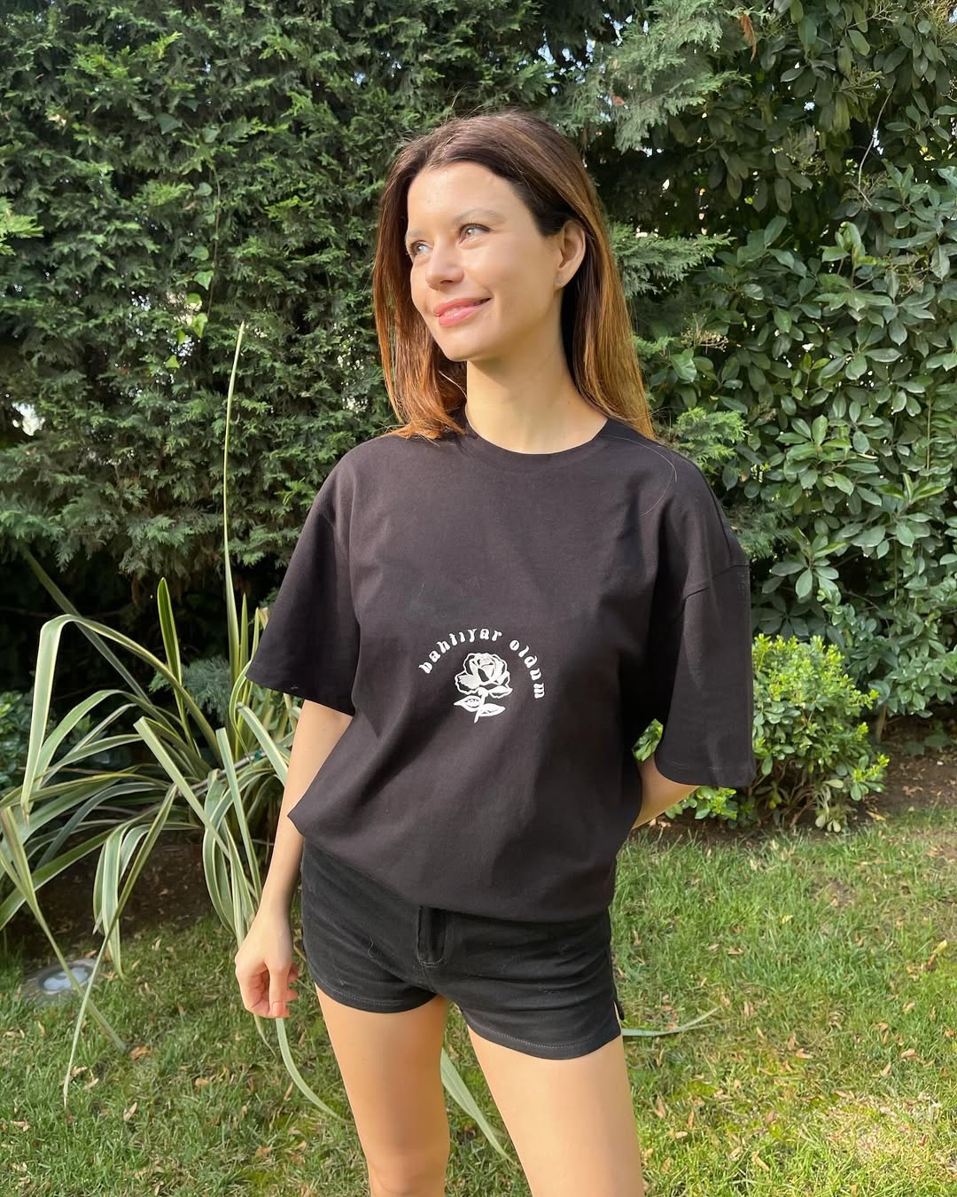 بيرين سات بتنسيق يومي بستايل الهوت شورت من الدنيم الأسود