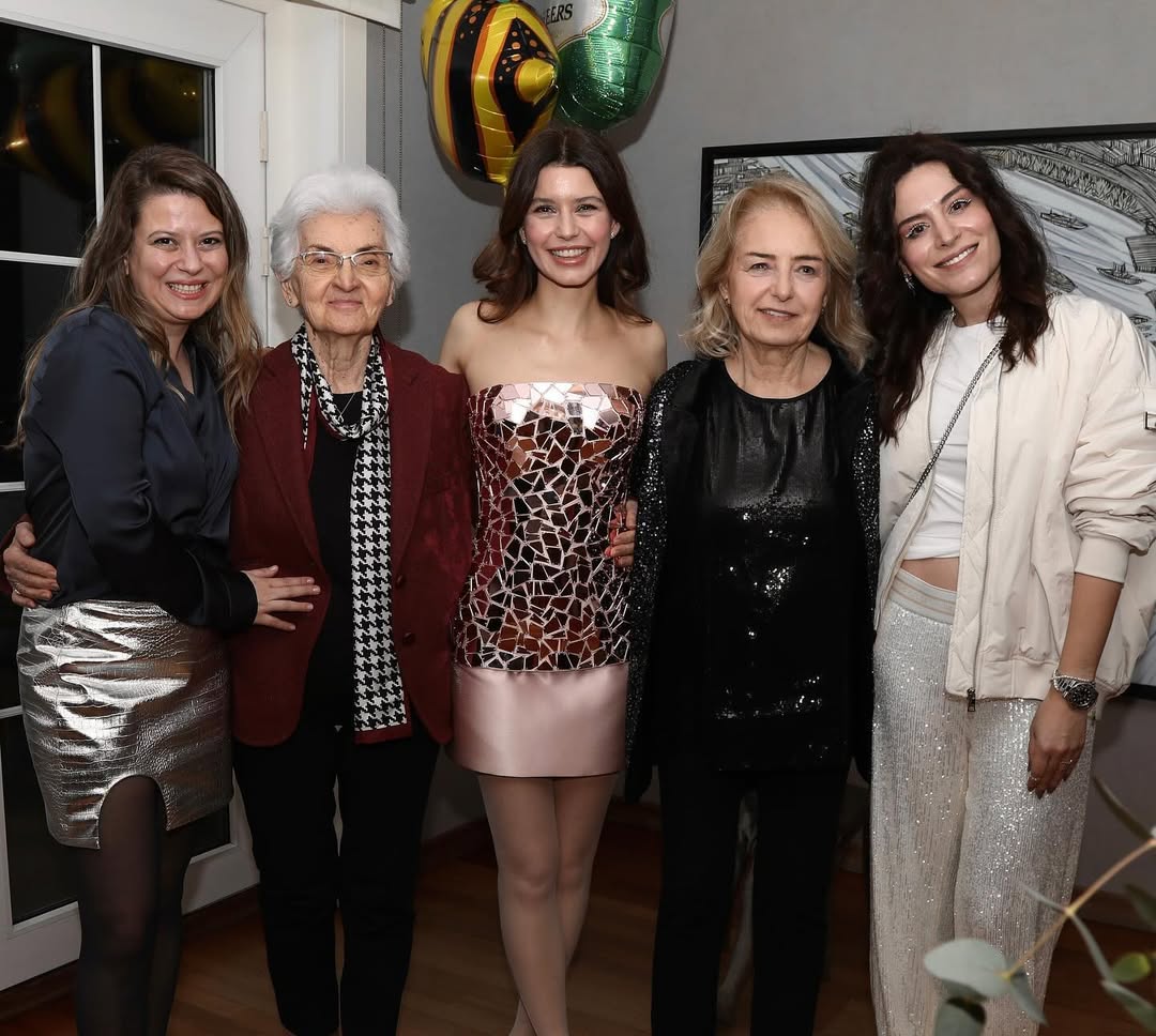 بيرين سات بستايل فستان سهرة سترابلس مصمم بقماش حريري باللون الزهري