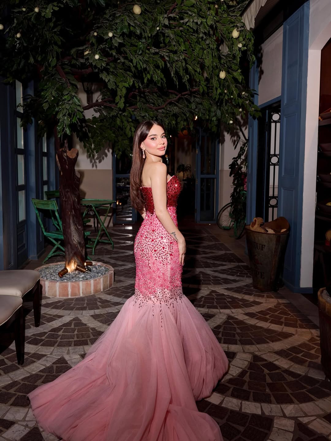 بيسان إسماعيل ارتدت فستانا طويلا بقصة الحورية