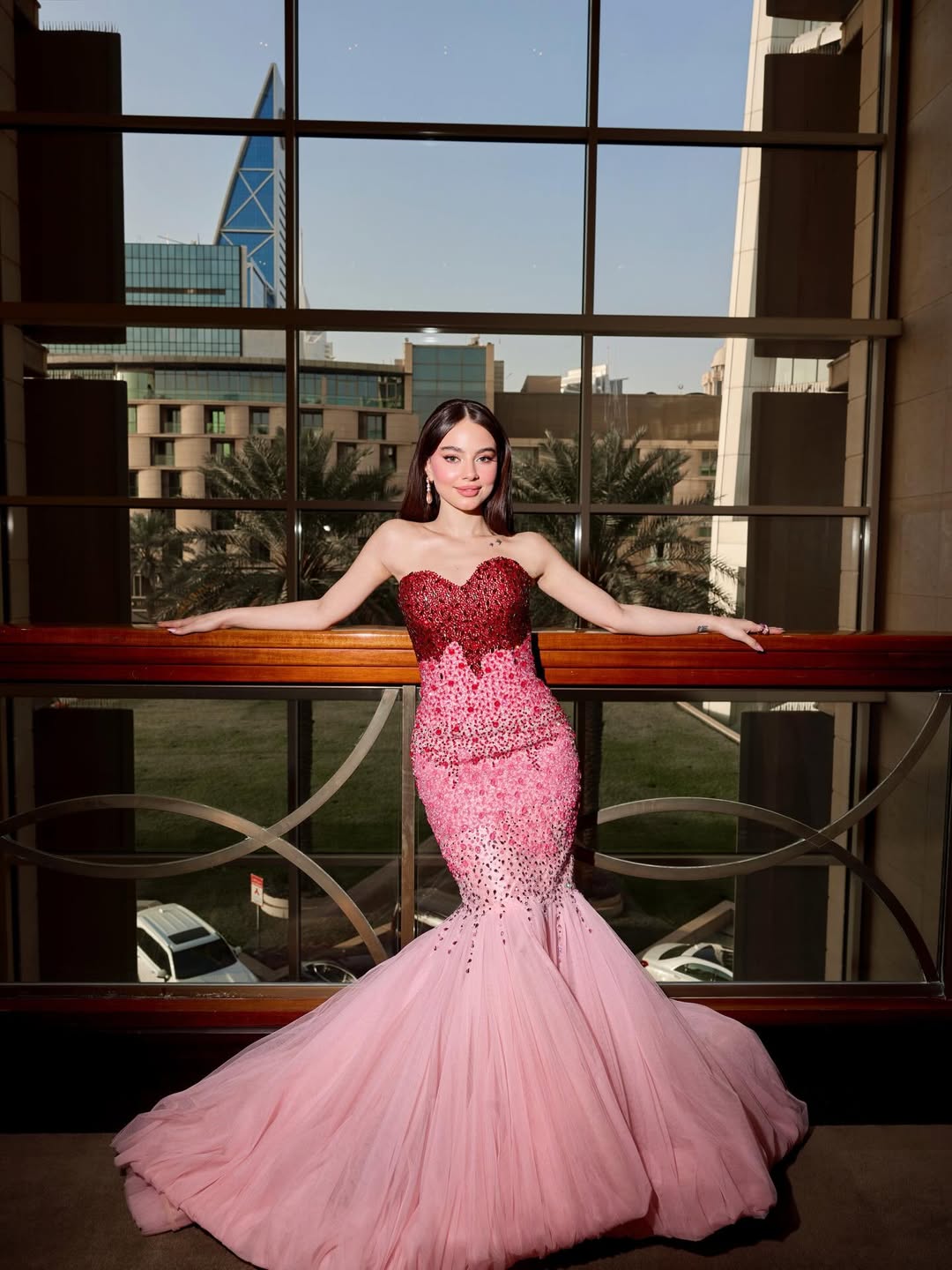 بيسان اسماعيل بفستان بقصة ذيل السمكة