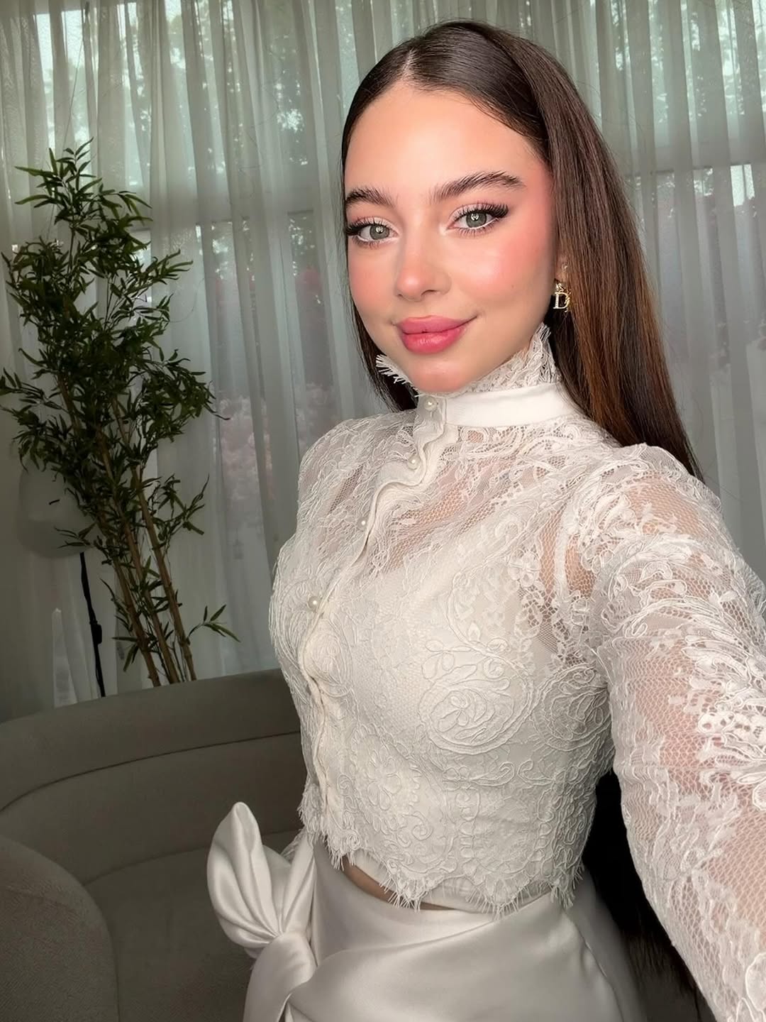 بيسان إسماعيل وإشراقة الكحل الأبيض العصرية