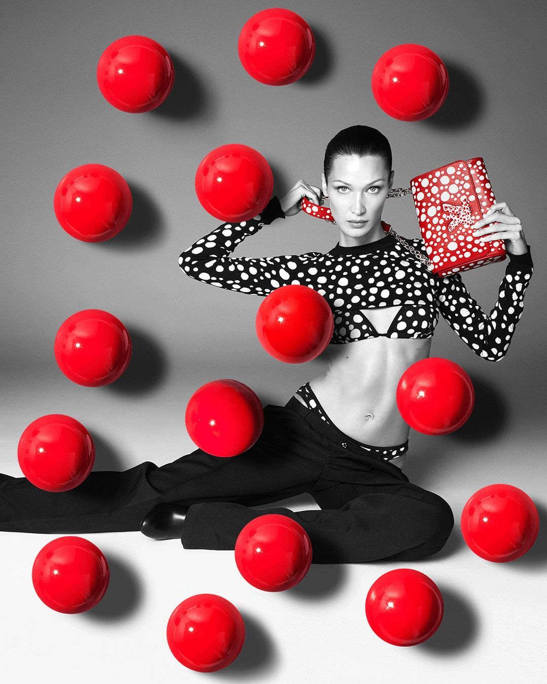 بيلا حديد شاركت في حملة مجموعة Louis Vuitton x Yayoi Kusama