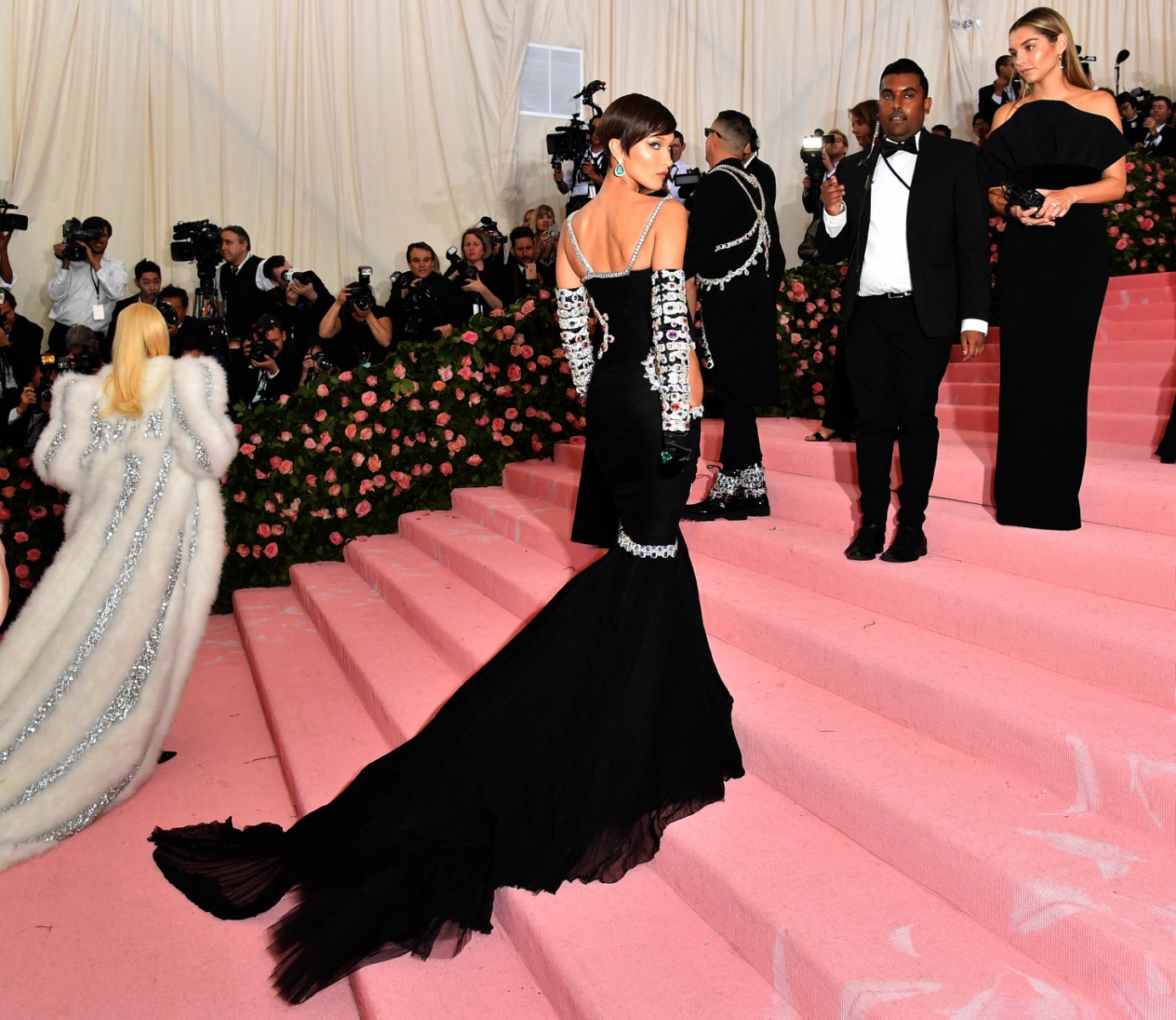 بيلا حديد في Met Gala 2019 بفستان من Moschino