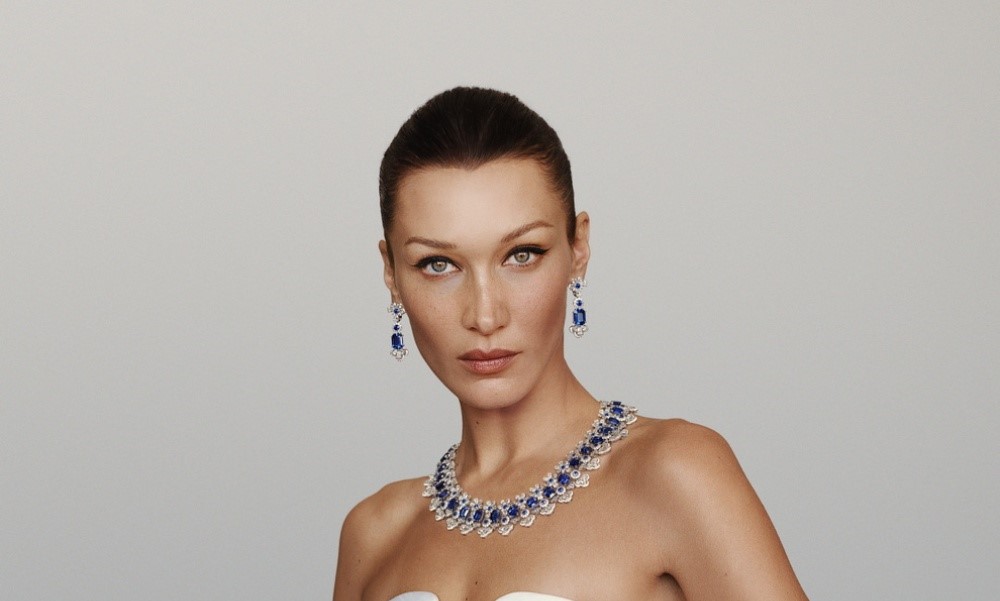 بيلا حديد Bella Hadid بقلادة فارهة من الألماس البرّاق والياقوت الأزرق