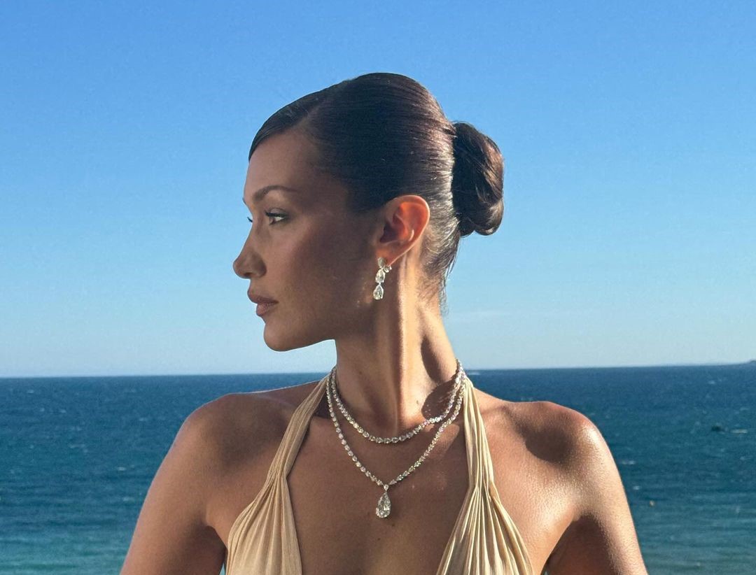 بيلا حديد Bella Hadid بقلادتين من الألماس البرّاق من شوبارد Chopard