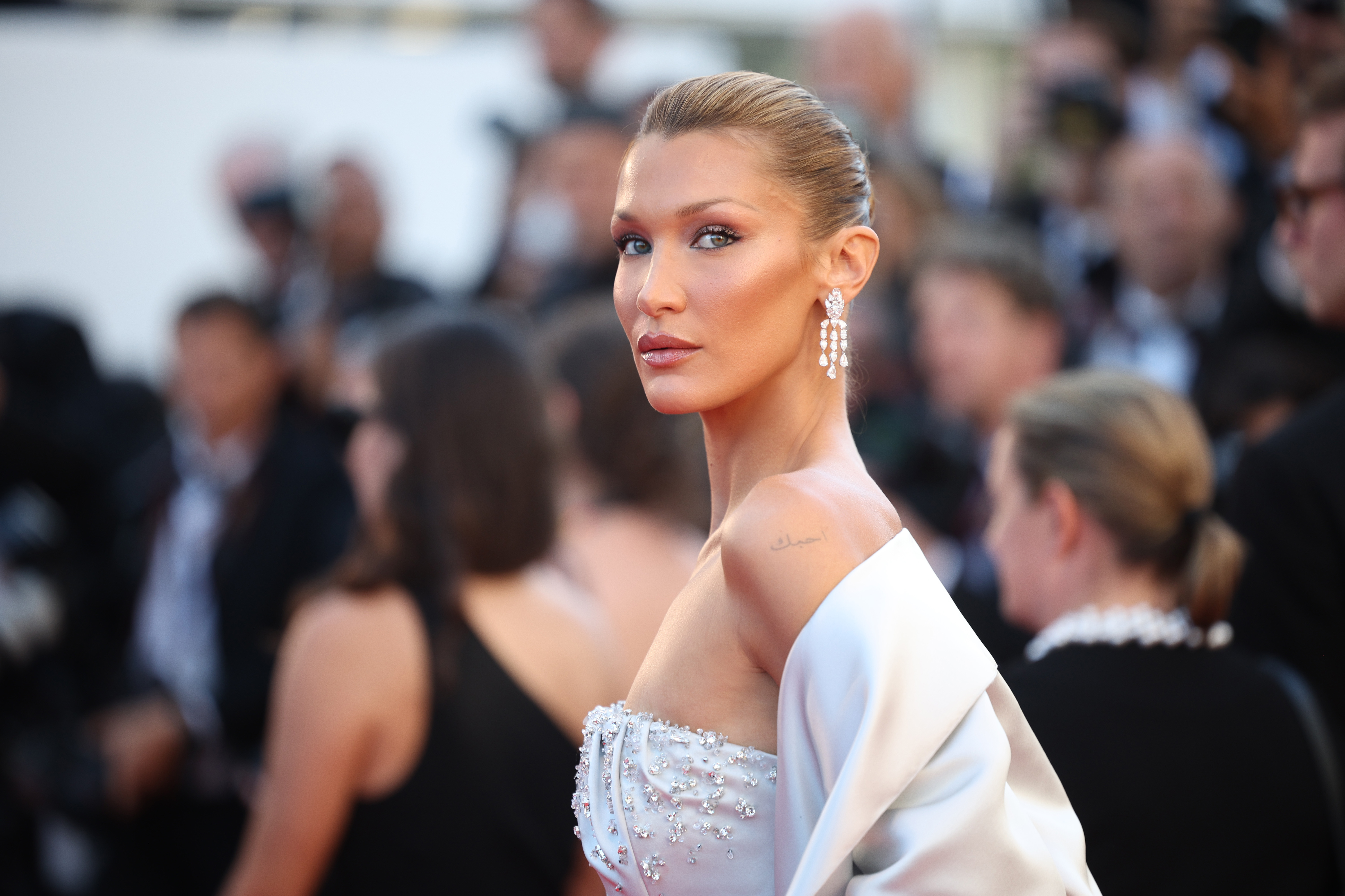 بيلا حديد Bella Hadid بمجوهرات فاخرة من دار شوبارد Chopard