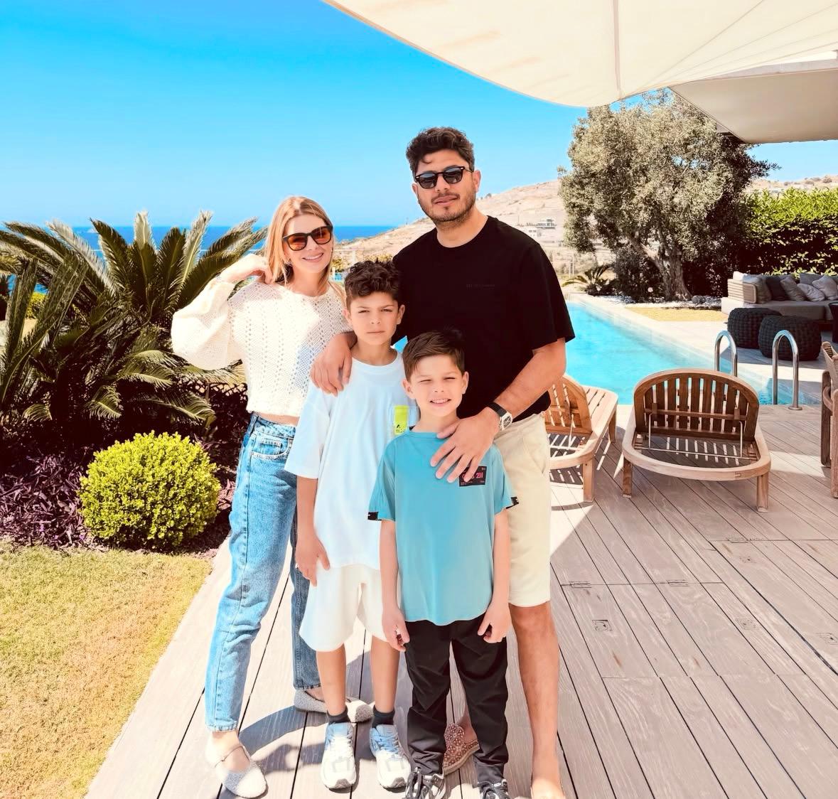 بيلين كاراهان وطليقها وأطفالهما