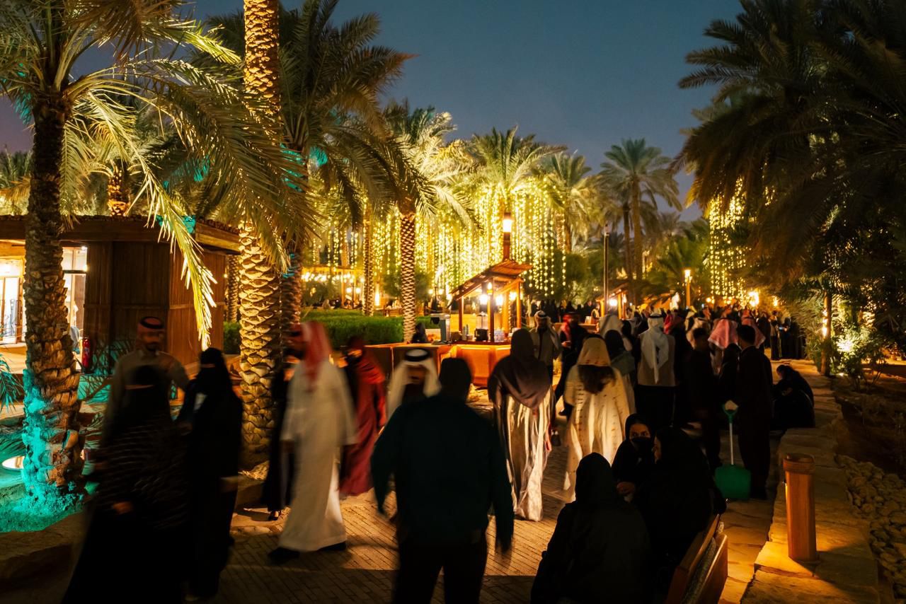 بين نخيل الدرعية وأضواءها الدافئة… تتحول الأمسيات إلى تجربة نابضة بالحياة تجمع بين الناس وروح المكان