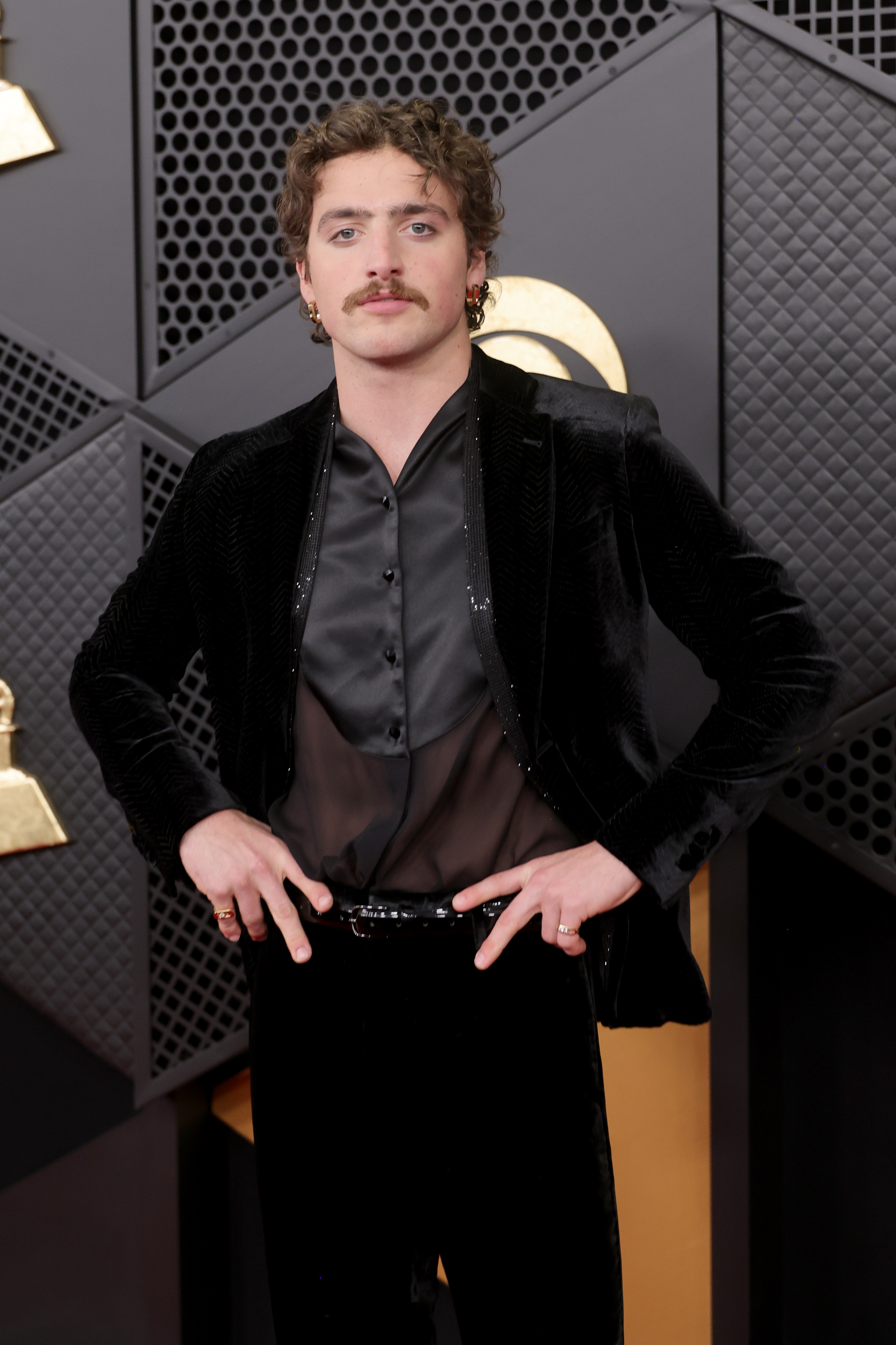 بينسون بون Benson Boone بأقراط Moderniste وخاتميّ So Move وMove