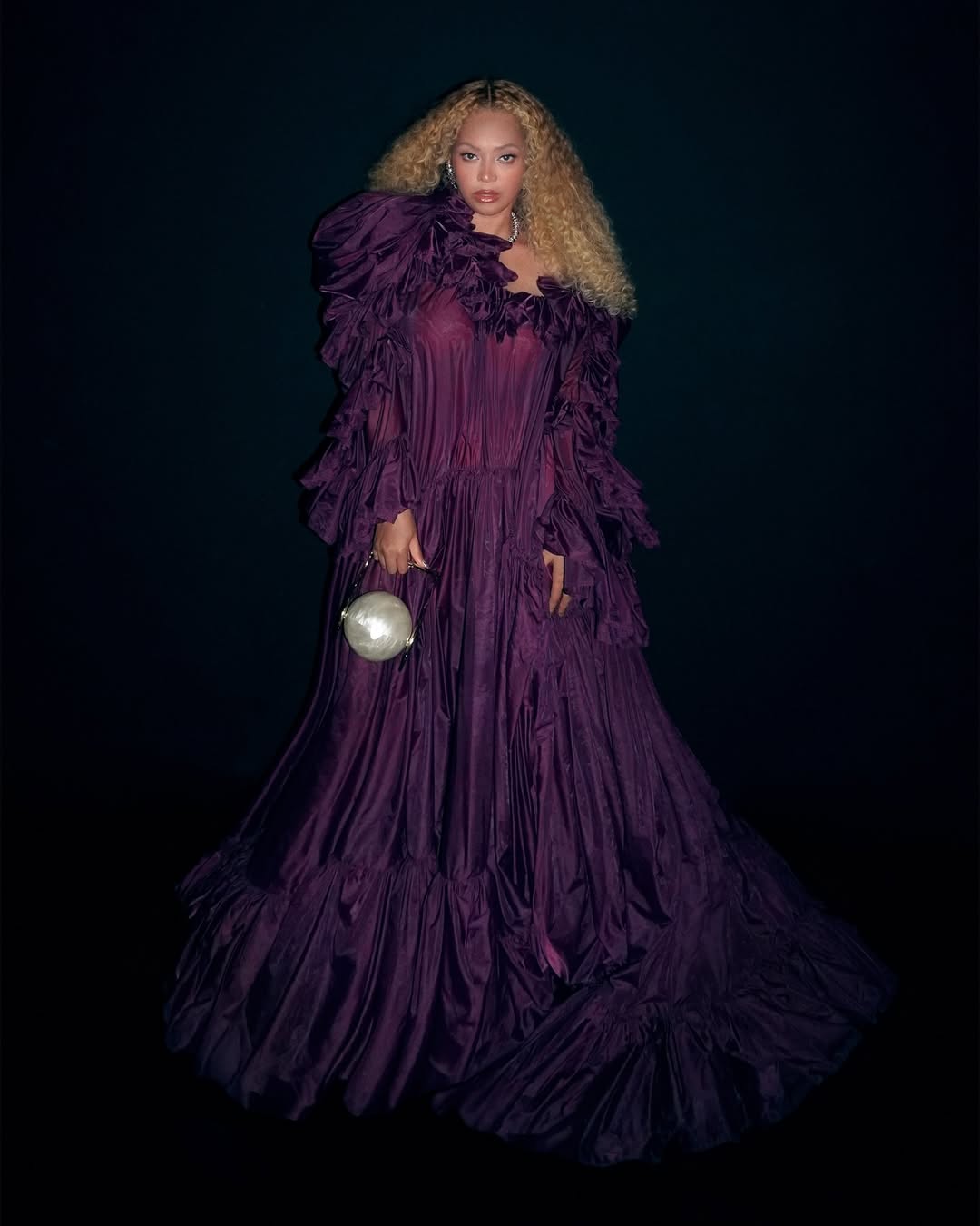 بيونسيه بستايل فستان طويل مصمم من القماش المجع