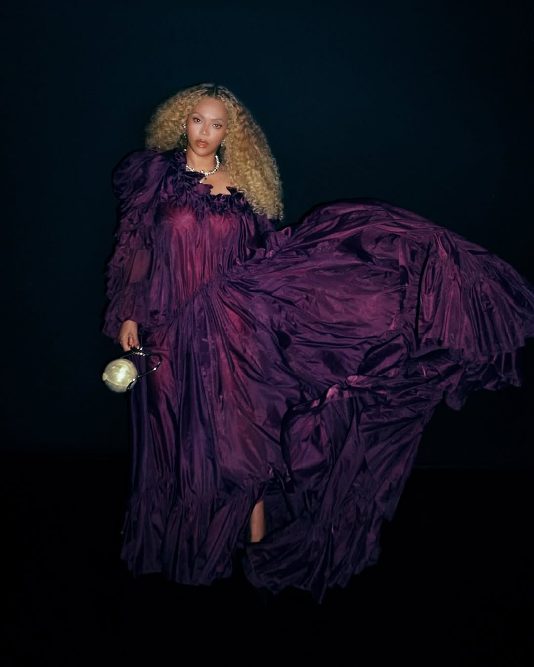 بيونسيه بفستان بخصر مزموم مع أكمام طويلة والأكتاف بقصة عريضة 