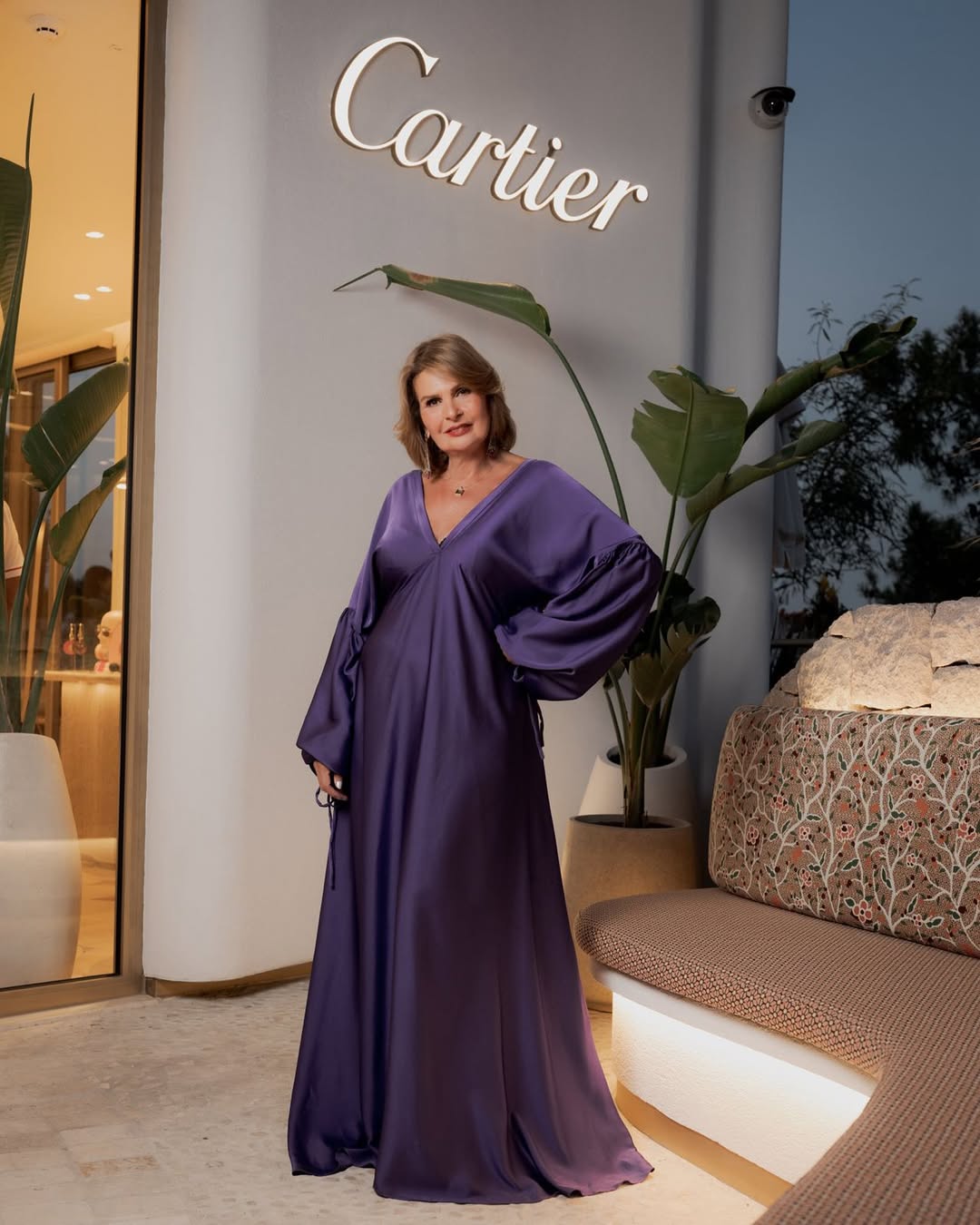 ة يسرا بستايل فستان طويل من الحرير باللون البنفسجي الداكن