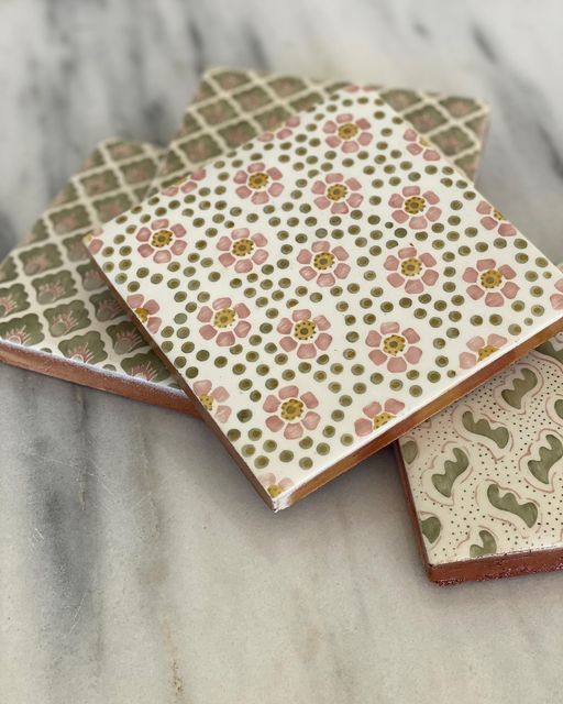 تأتي التصاميم المستوحاة من الأقمشة والأنسجة بأشكال متعددة مثل الزهور