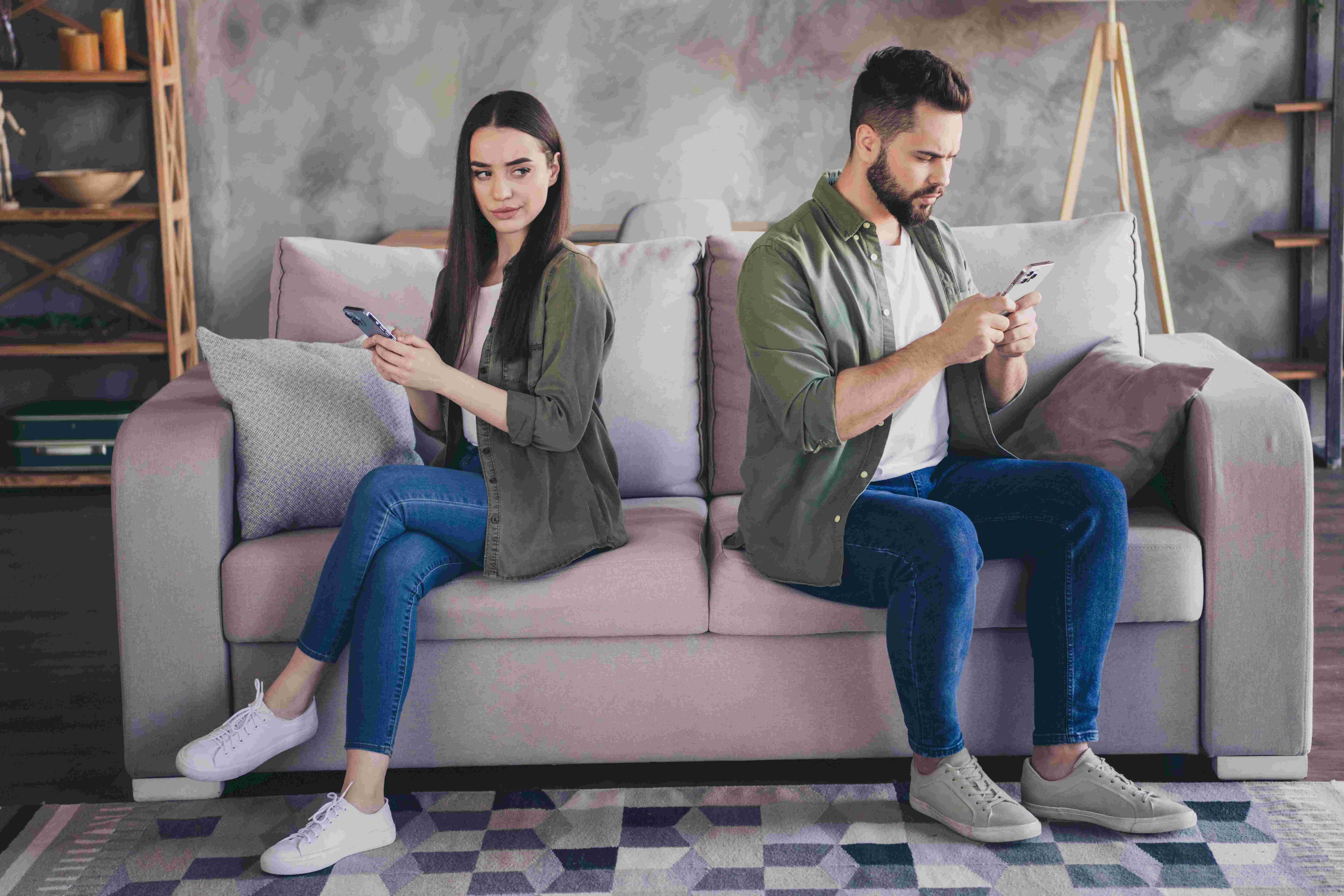 تأثير السوشيال ميديا على العلاقات الزوجية لا يمكن تجاهله