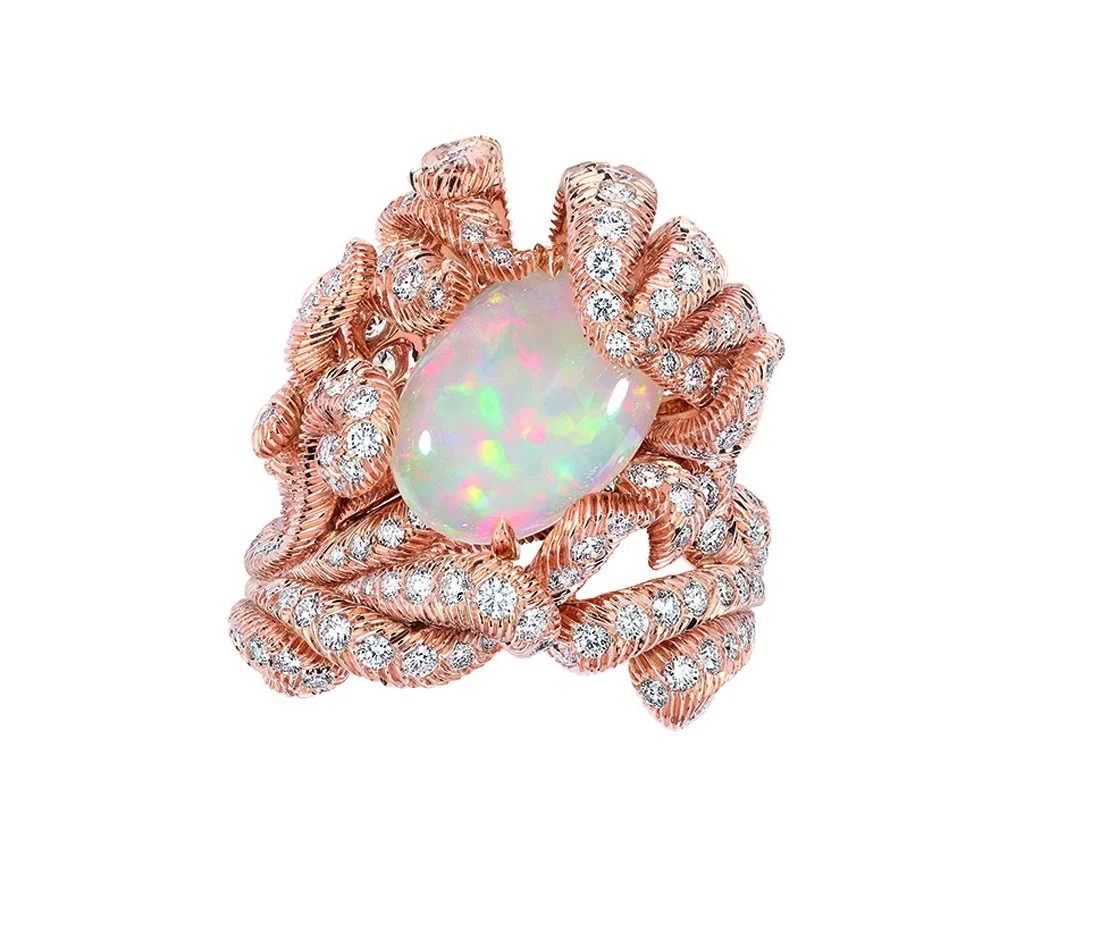 تألق حجر الأوبال الأبيض في مجوهرات Dior