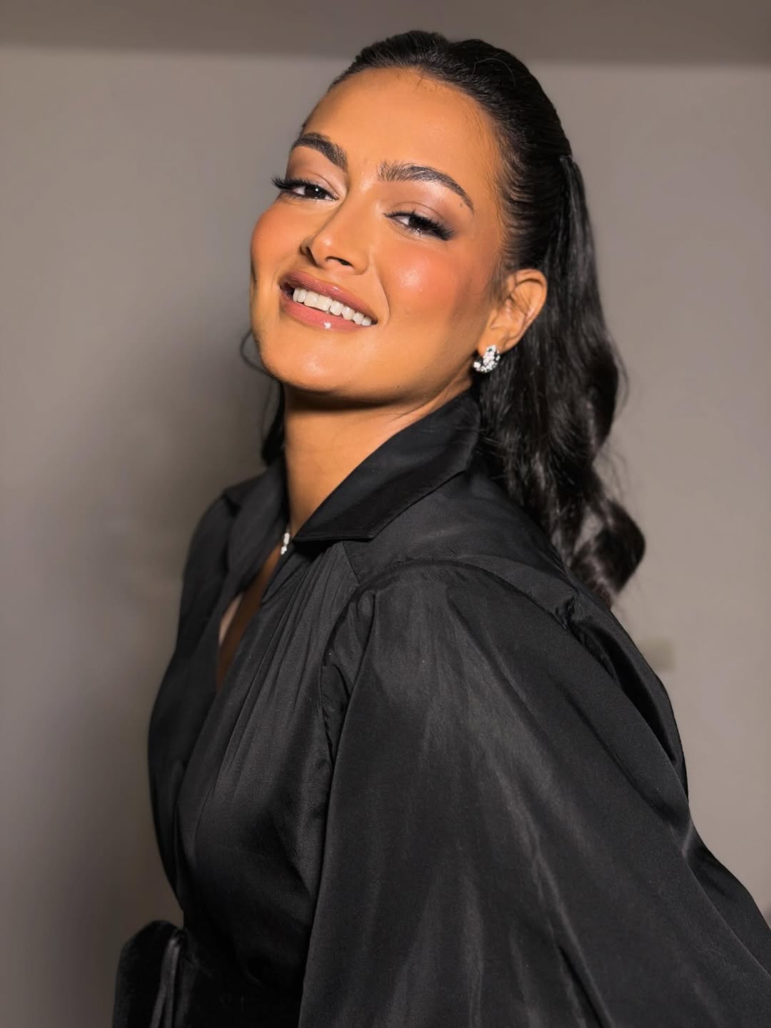 تألقت في فؤاد بمكياج بسيط وناعم