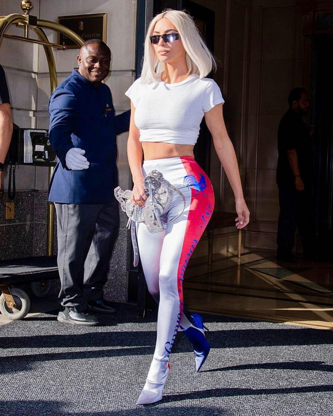 تألقت كيم بالـ pantbootsمن تصميم Balenciaga