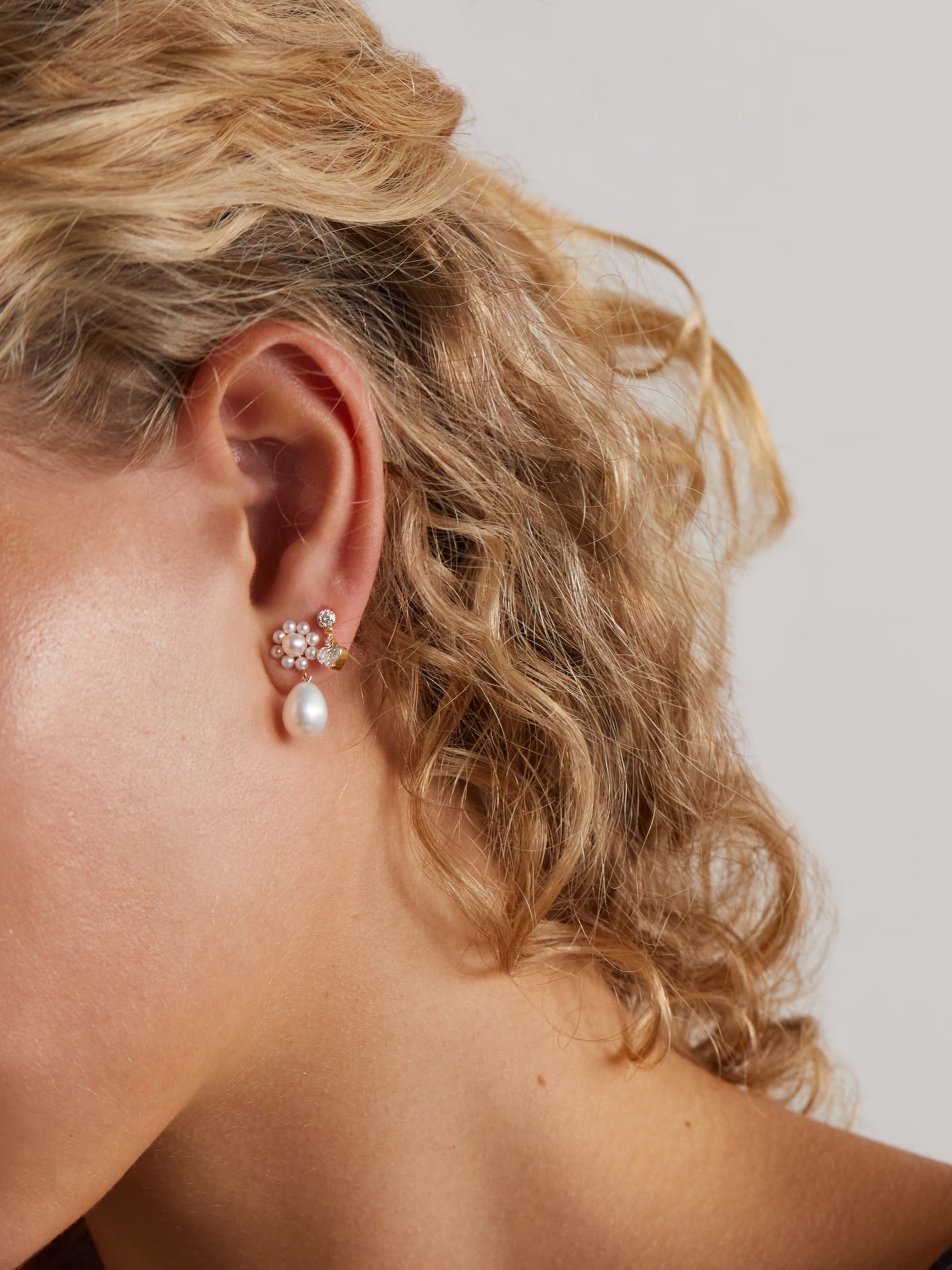 تألقي بأقراط ذهب ناعمة تلائم اطلالة العمل الربيعية