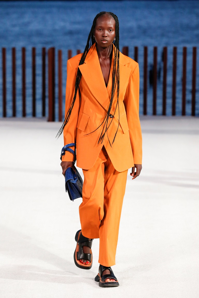 تألقي بالبدلة البرتقالية من دار Proenza Schouler