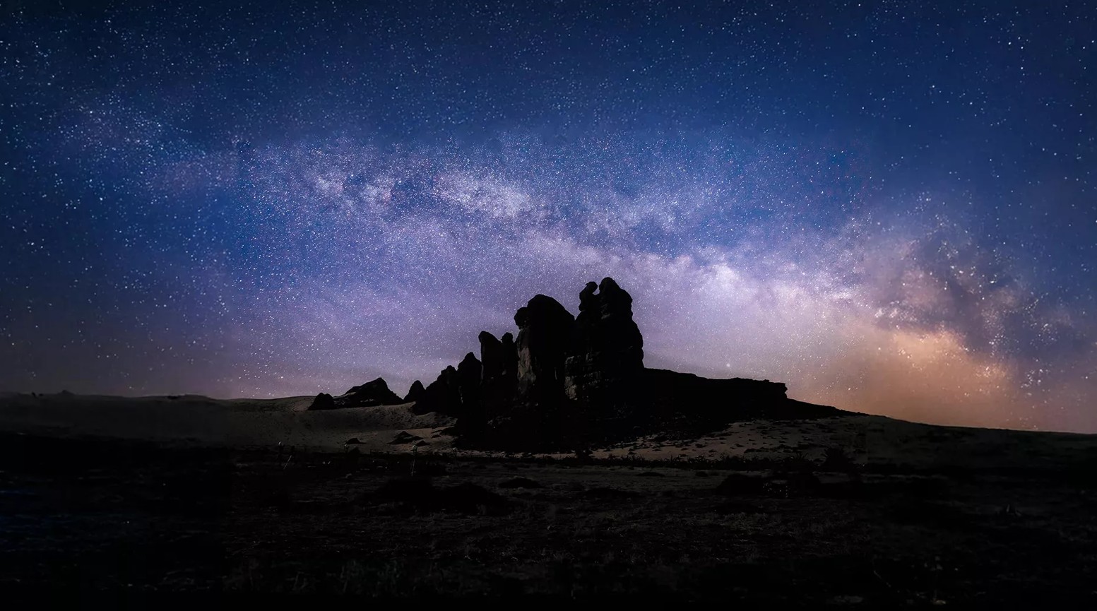 تأمل النجوم في أحضان العلا الخلابة