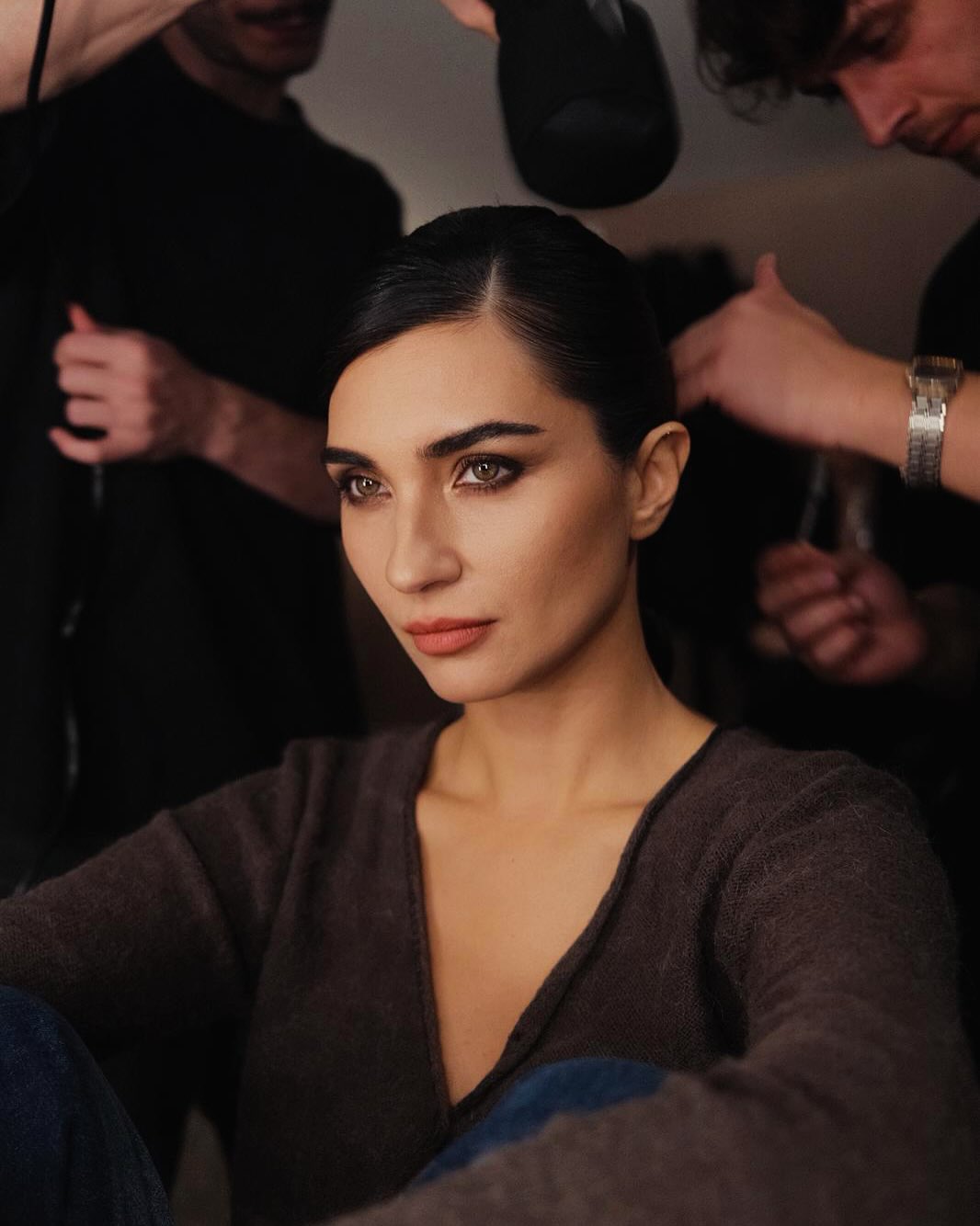 تؤكد توبا أن التصفيف المتكرر قد يؤذي الشعر، ويتركه جافًا متضررًا