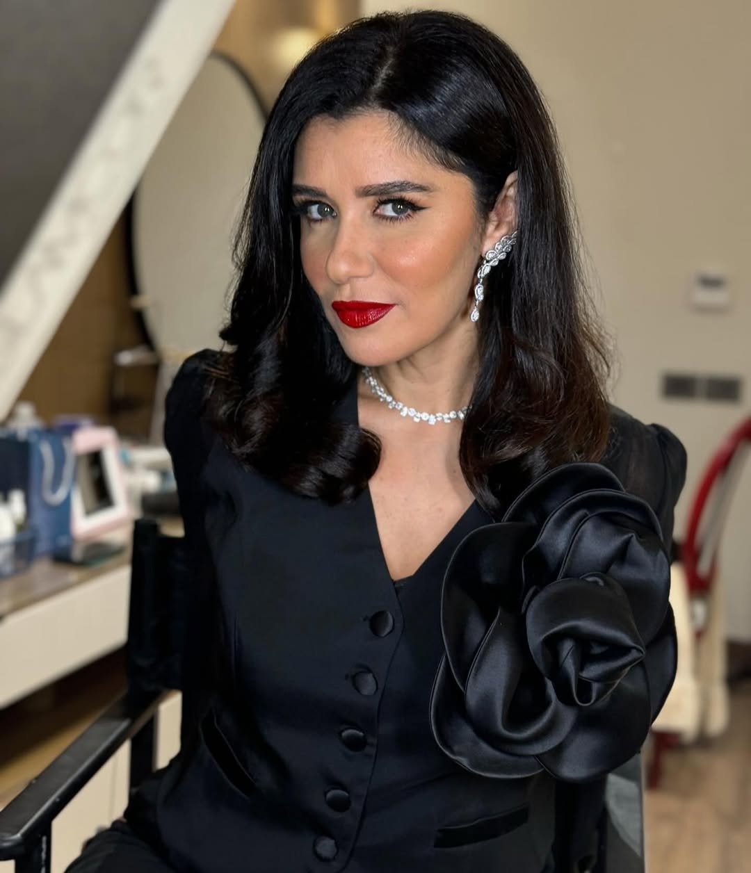 تؤكد غادة عادل أنها ترغب في التجميل دون تغيير ملامحها