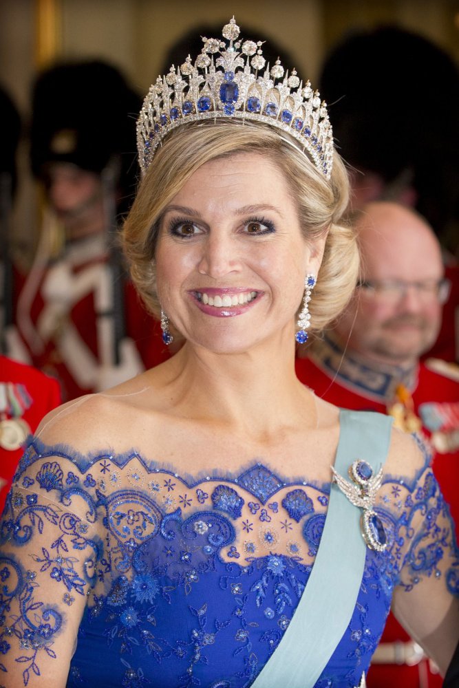تاج  The Dutch Sapphire Tiara من المجوهرات الملكية المرصعة بالأحجار الكريمة الزرقاء