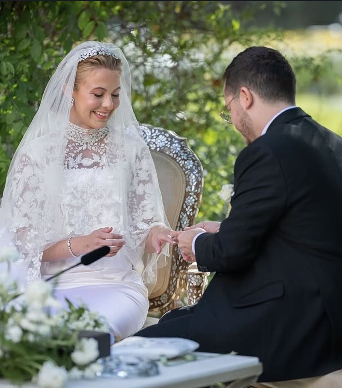 تاج الأميرة عائشة بنت فيصل من والدتها