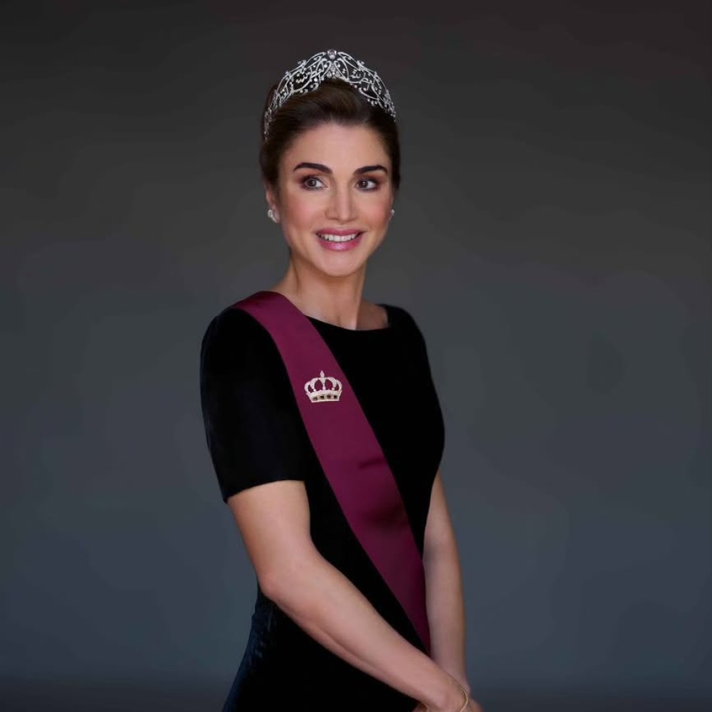 تاج الملكة رانيا من أشهر التيجان الملكية المرصّعة بالأحجار الكريمة