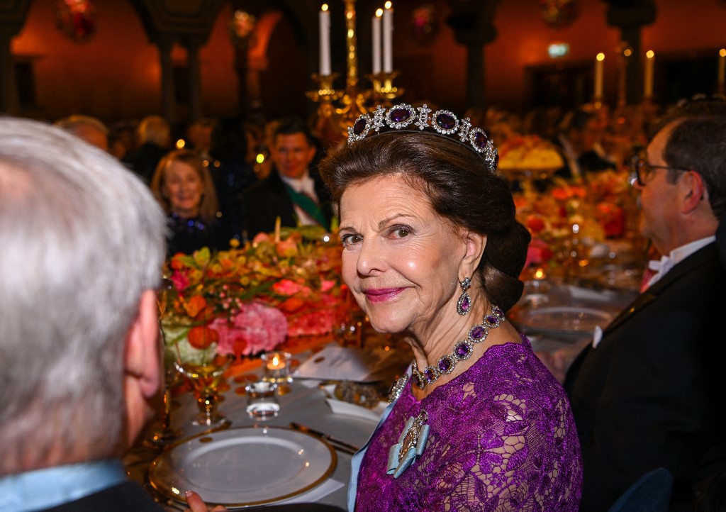 تاج Napoleonic Amethyst Parure Tiara للملكة سيلفيا