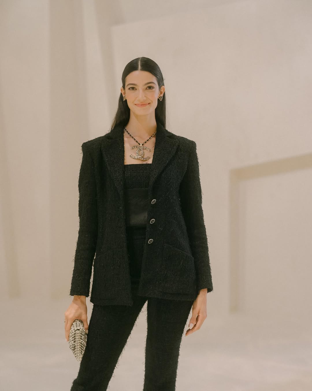 تارا عماد البدلة الكلاسيكية من التويد الأسود من توقيع دار Chanel