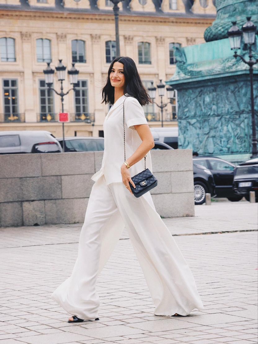 تارا عماد بأسلوب ستريت ستايل بطقم مريح باللون الأبيض من شانيل