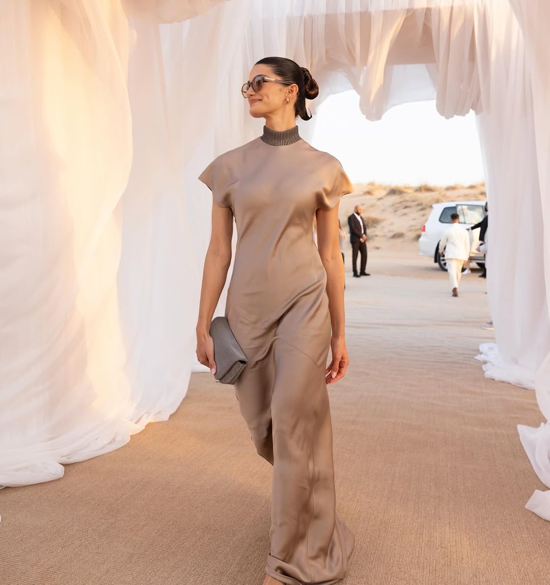 تارا عماد بستايل فستان حريري رقيق بلون نيود دافئ