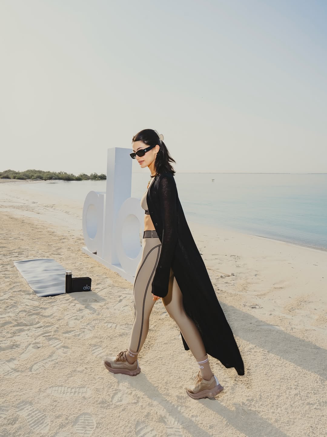 تارا عماد بطقم مطاطي مريح باللون البني الفاتح